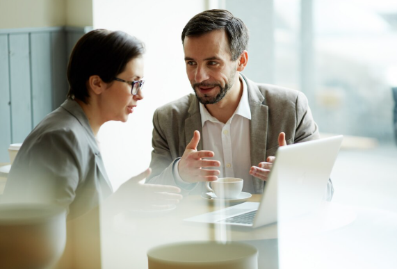 Dashboard de BI em tela com gráficos e métricas